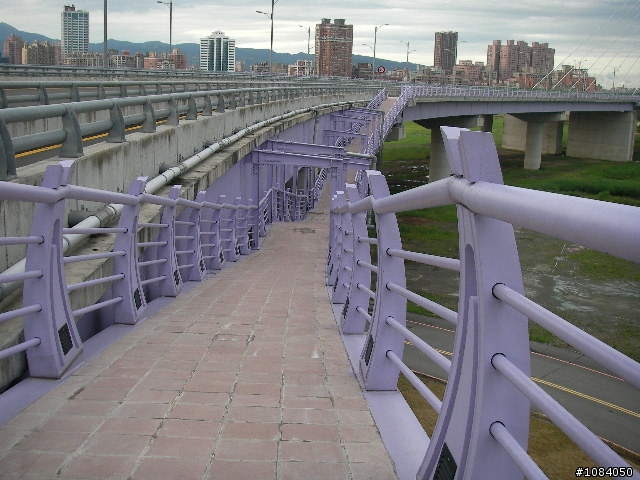 三重市新北橋將於9月1日通車,三重市和板橋市距離又進了1步,內有指示路牌