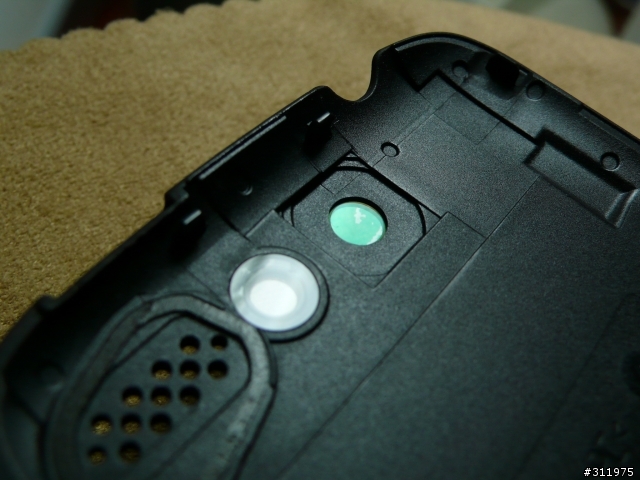HTC Desire 背蓋的相機保護鏡膜怪異狀況有版友發生過這種情形嗎?