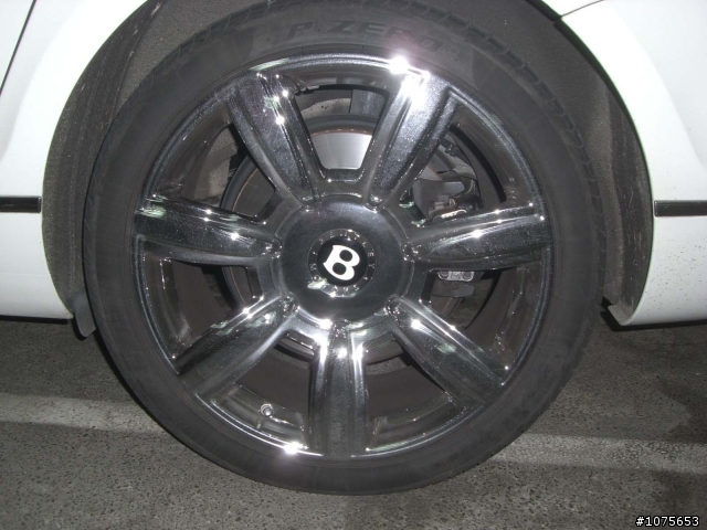 這台車應該是賓利吧?