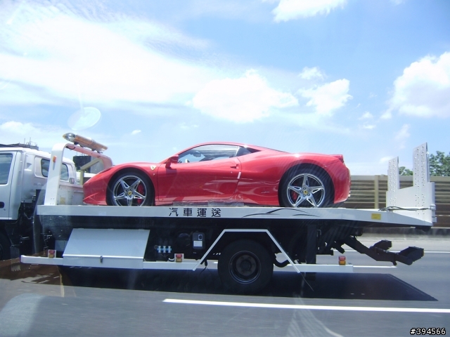 這台是Ferrari 458嗎??? 不知要被載去那兒??