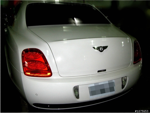 這台車應該是賓利吧?