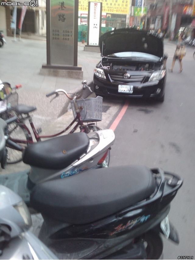 租車公司亂停車...讓社區住戶出入常捏冷汗