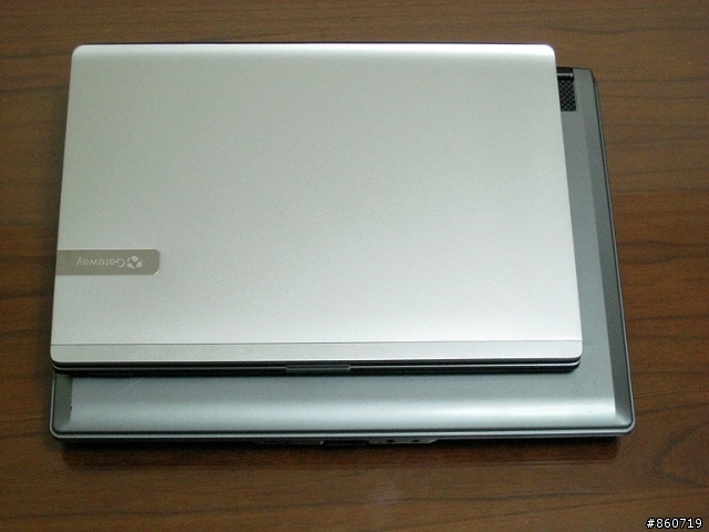 [開箱]簡約極至個性美--Gateway EC39C01w 13.3"