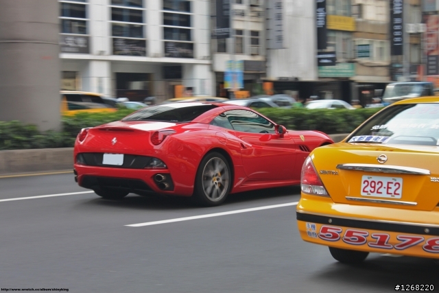 台北街頭巧遇紅加州~~~