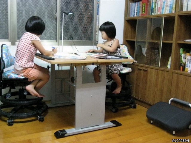 [簡易開箱]兒童成長書桌！
