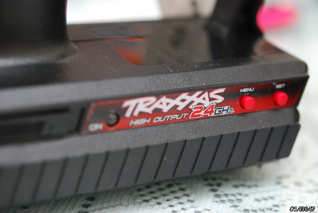 [開箱] -Traxxas 1/16  E-REVO + 小改1/10人字胎