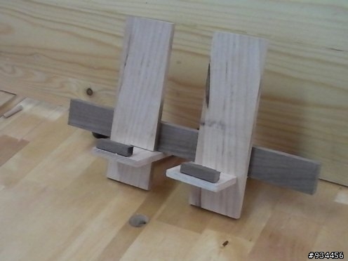 還沒有買iPad或iPhone架子嗎?8/29我們花100元,老師教我們自已DIY原木架.