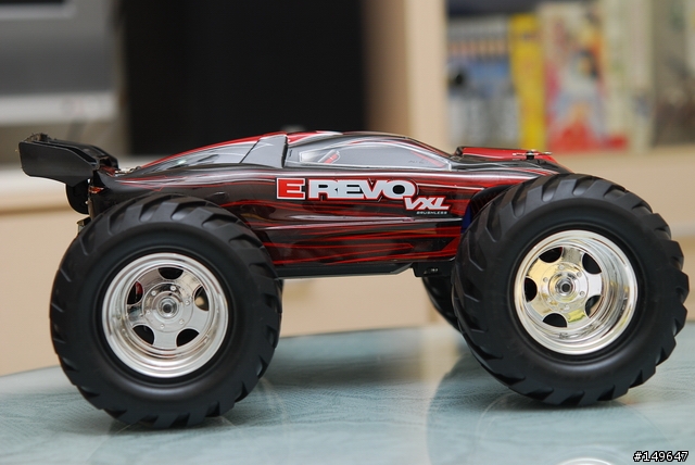 [開箱] -Traxxas 1/16  E-REVO + 小改1/10人字胎