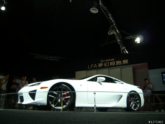 小弟拍的超跑    請大大們指教一下攝影技術