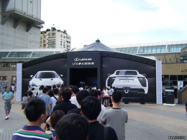 老梗..微風廣場的LFA
