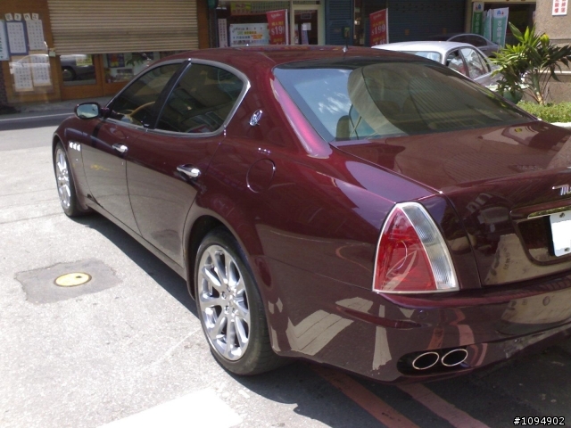 顏色特別的Maserati Quattroporte ....