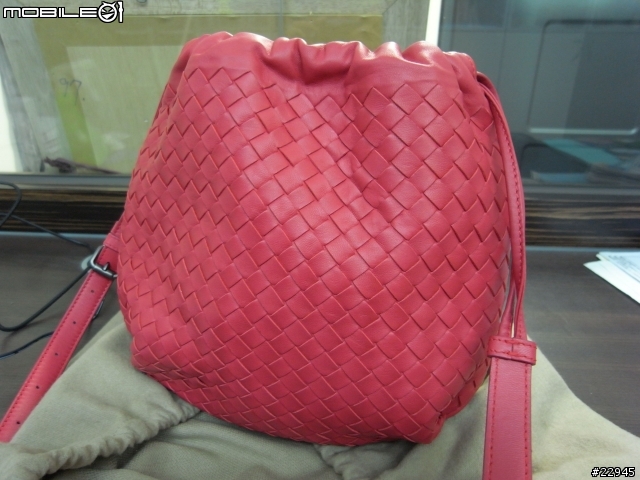 [分享] Bottega Veneta 墨藍色皮夾與超可愛粉紅束口包