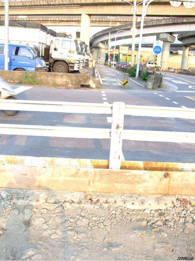 [危險路段]河濱自行車道市民大道出入口