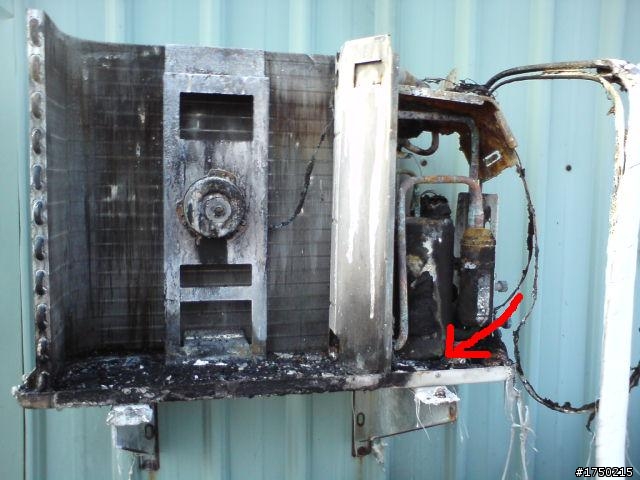 親戚剛裝兩年的冷氣室外機~自燃囉!!