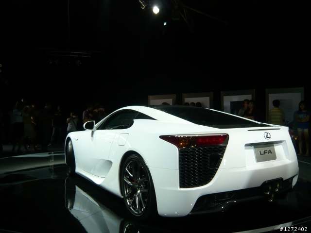 小弟拍的超跑    請大大們指教一下攝影技術