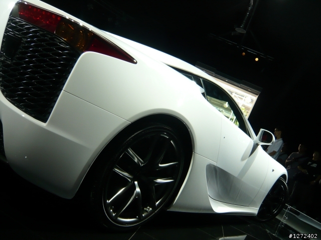 小弟拍的超跑    請大大們指教一下攝影技術