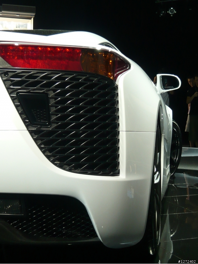 小弟拍的超跑    請大大們指教一下攝影技術