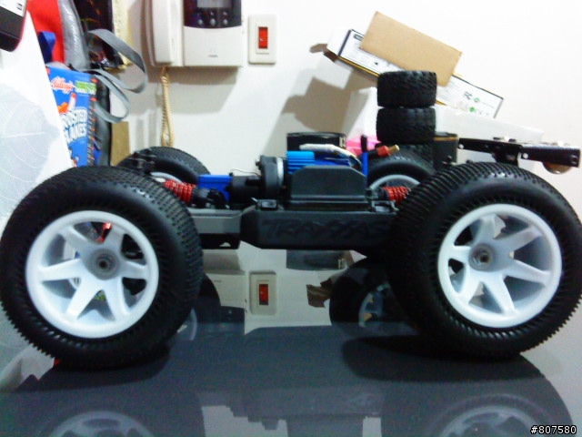 Traxxas 1/16 E-Revo 的新鞋子