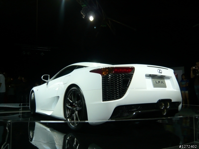 小弟拍的超跑    請大大們指教一下攝影技術