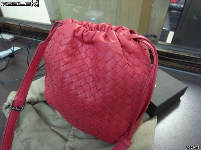 [分享] Bottega Veneta 墨藍色皮夾與超可愛粉紅束口包
