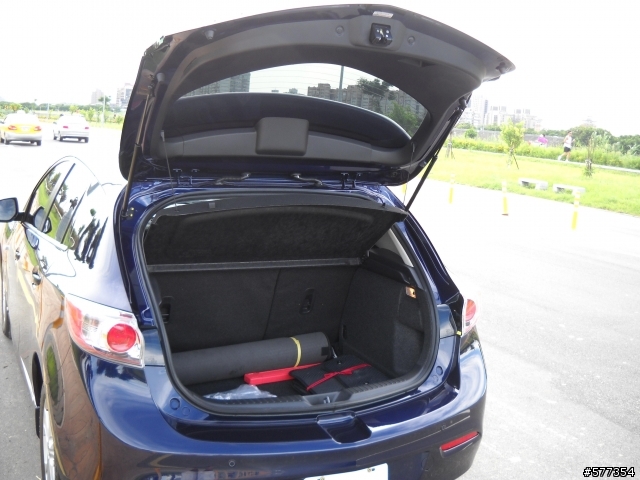 [分享照片] 新車打蠟 深藍馬三 1.6 5D