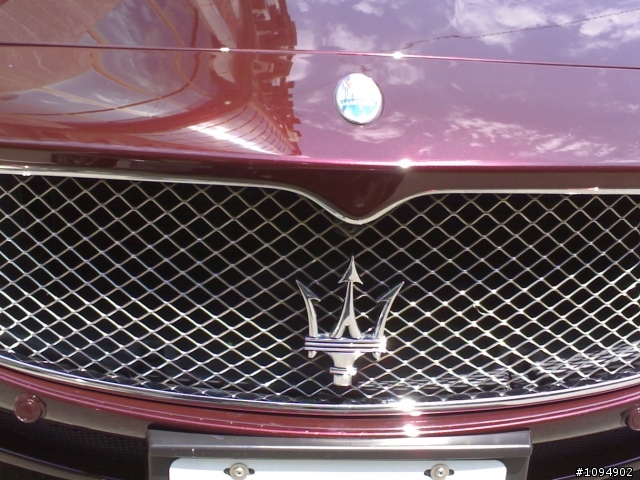 顏色特別的Maserati Quattroporte ....