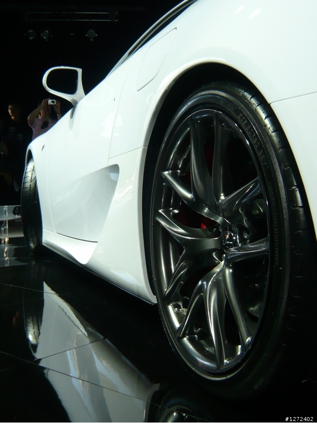 小弟拍的超跑    請大大們指教一下攝影技術