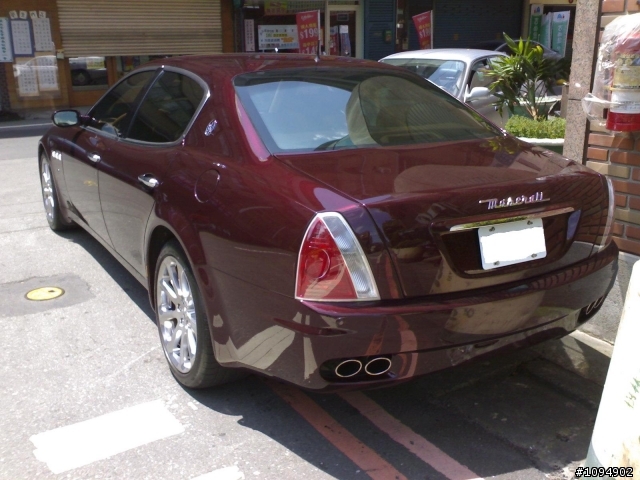 顏色特別的Maserati Quattroporte ....