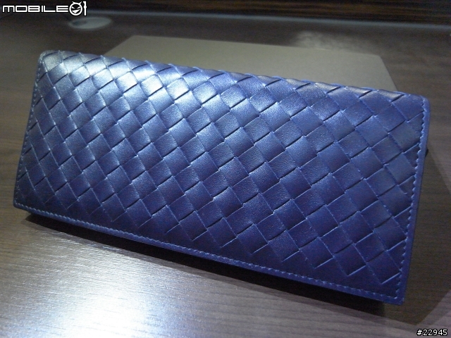 [分享] Bottega Veneta 墨藍色皮夾與超可愛粉紅束口包