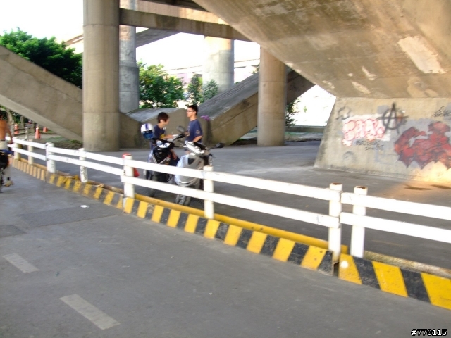[危險路段]河濱自行車道市民大道出入口