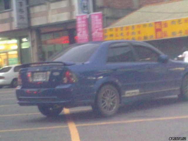 停在路中間的車阿~~~來鞭!!