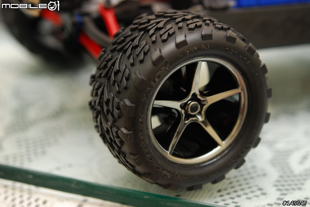 [開箱] -Traxxas 1/16  E-REVO + 小改1/10人字胎