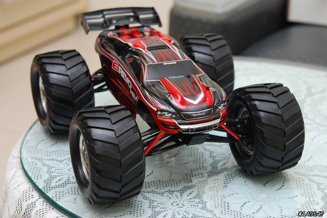 [開箱] -Traxxas 1/16  E-REVO + 小改1/10人字胎
