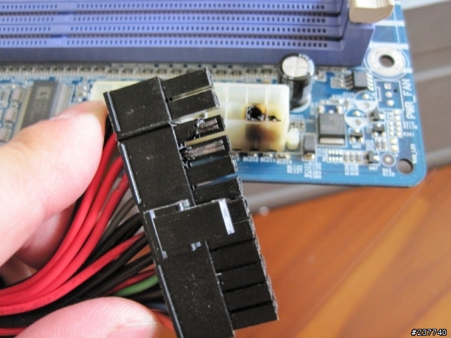 電源接頭容在主機板上