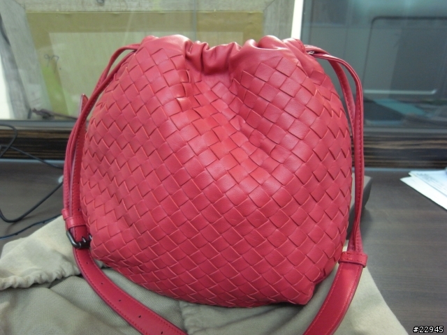 [分享] Bottega Veneta 墨藍色皮夾與超可愛粉紅束口包