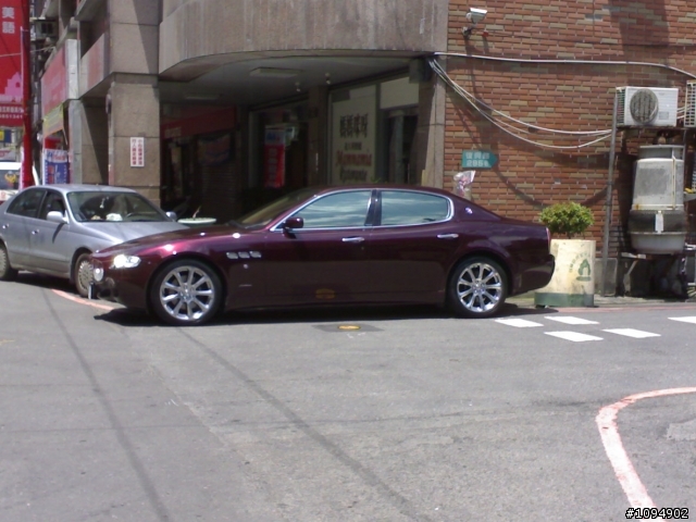 顏色特別的Maserati Quattroporte ....