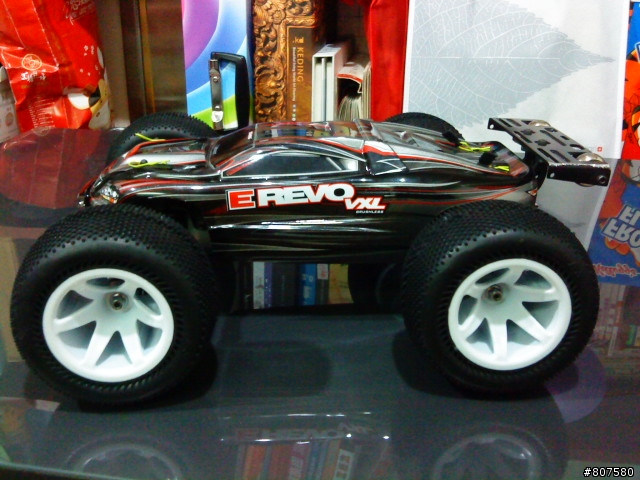 Traxxas 1/16 E-Revo 的新鞋子