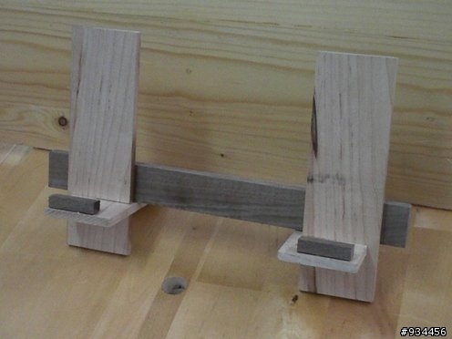 還沒有買iPad或iPhone架子嗎?8/29我們花100元,老師教我們自已DIY原木架.