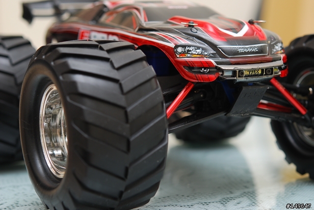 [開箱] -Traxxas 1/16  E-REVO + 小改1/10人字胎