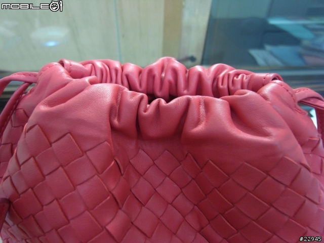 [分享] Bottega Veneta 墨藍色皮夾與超可愛粉紅束口包