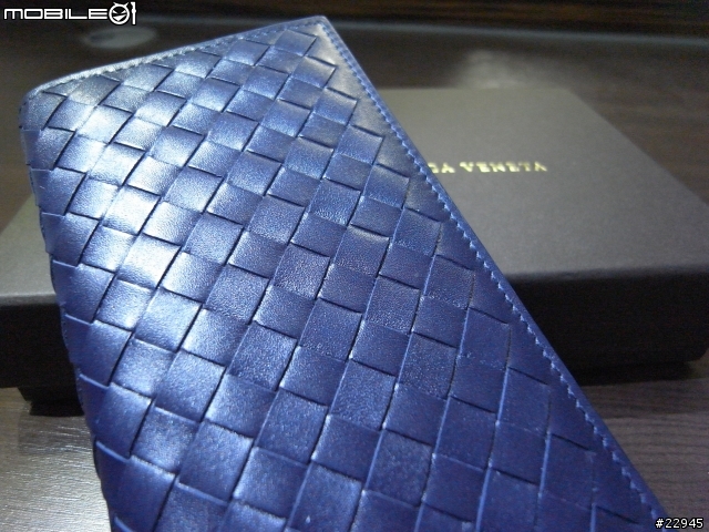 [分享] Bottega Veneta 墨藍色皮夾與超可愛粉紅束口包