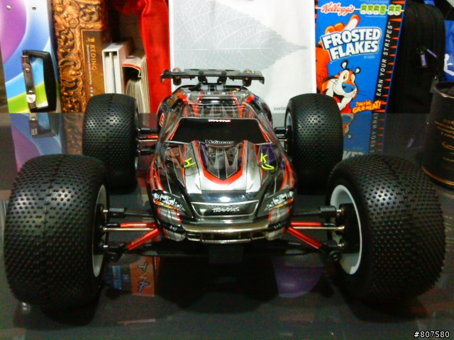 Traxxas 1/16 E-Revo 的新鞋子