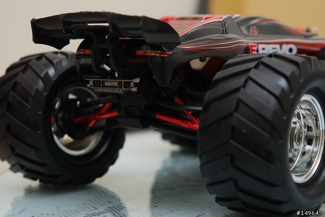 [開箱] -Traxxas 1/16  E-REVO + 小改1/10人字胎
