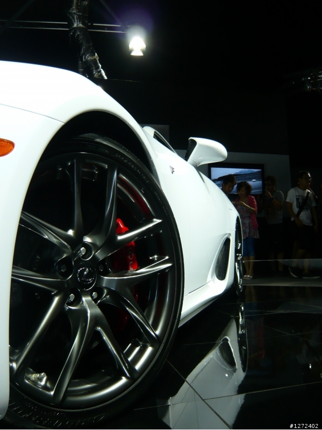 小弟拍的超跑    請大大們指教一下攝影技術