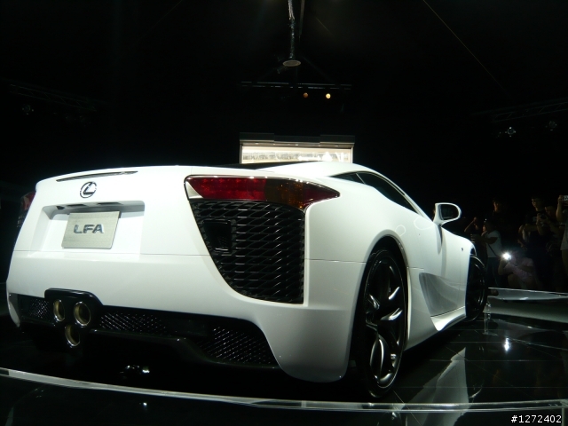 小弟拍的超跑    請大大們指教一下攝影技術