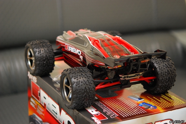 [開箱] -Traxxas 1/16  E-REVO + 小改1/10人字胎