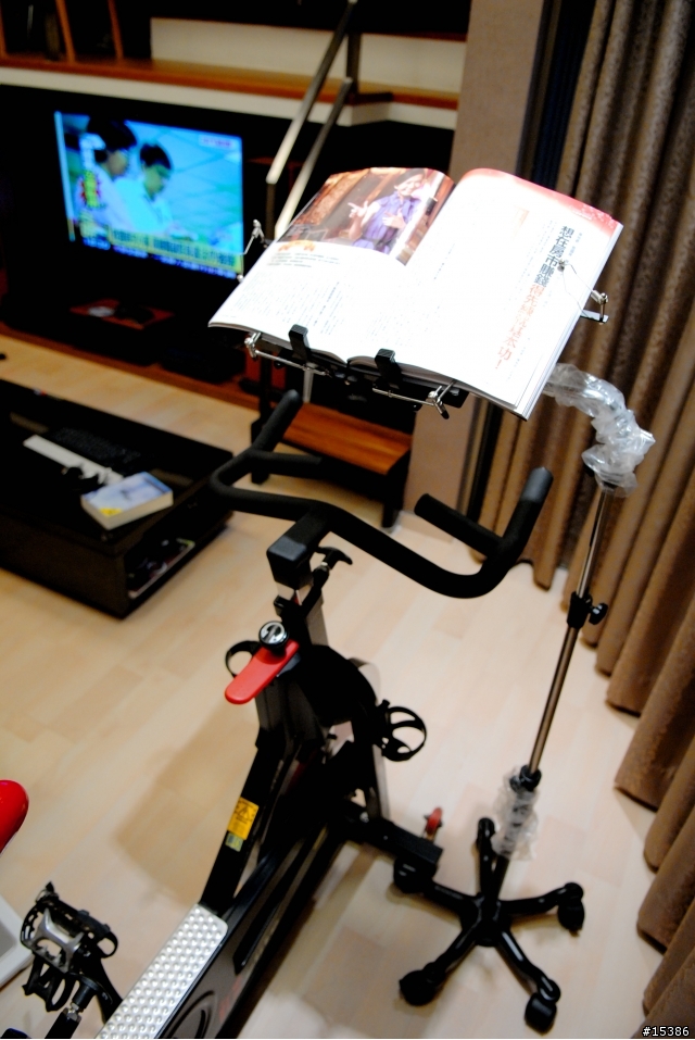一邊騎腳踏車一邊看書 我想 這只有在家練騎車的人在用得到吧