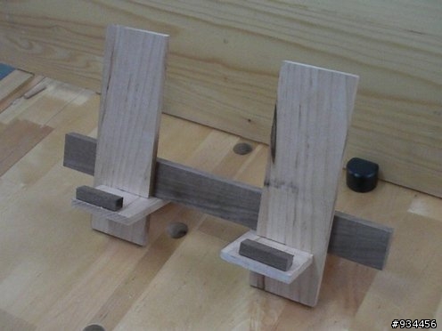 還沒有買iPad或iPhone架子嗎?8/29我們花100元,老師教我們自已DIY原木架.