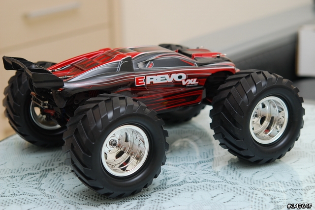 [開箱] -Traxxas 1/16  E-REVO + 小改1/10人字胎