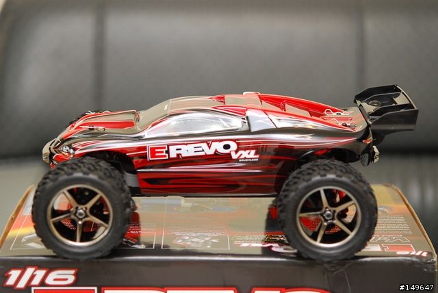 [開箱] -Traxxas 1/16  E-REVO + 小改1/10人字胎